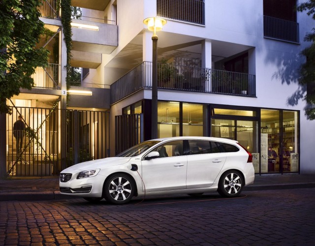 2013 Volvo V60 Plug-in Hybrid (4).jpg